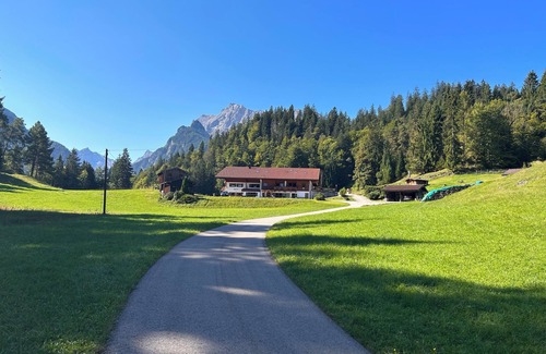 Ramsau bei Berchtesgaden Apartment | Cozy chalet vacation apartment Jägerstube 50m2 in a quiet location for 2 people