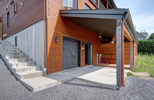 Saint Ferreol les Neiges Apartment | Cozy charming winter Studio for skiers Mt Ste-Anne @ 2 km and Le Massif @ 35km