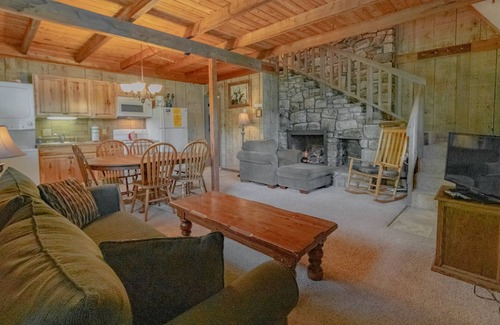 Blowing Rock Apartment | Cozy Cabin #12 - Sleeps 6 - Full kitchen + fireplace - between Boone & Blowing Rock NC