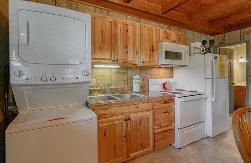 Blowing Rock Apartment | Cozy Cabin #12 - Sleeps 6 - Full kitchen + fireplace - between Boone & Blowing Rock NC