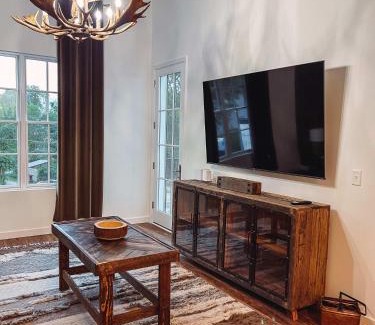 North Nashville House | Cozy Cabin - 2 Miles to Broadway & Free Parking