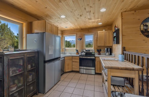 Pleasant Valley Cabin | Cozy Cabin - Beautiful Views of the Surrounding Peaks - Hot Tub STR2024-062