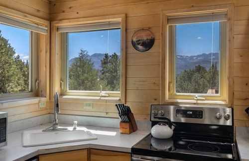 Pleasant Valley Cabin | Cozy Cabin - Beautiful Views of the Surrounding Peaks - Hot Tub STR2024-062