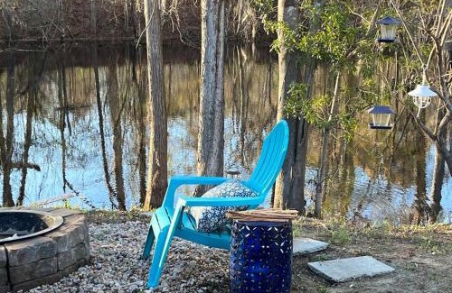 Conway House | Cozy Cabin by the Pond