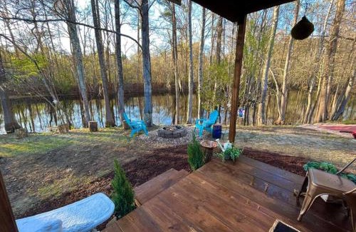 Conway House | Cozy Cabin by the Pond