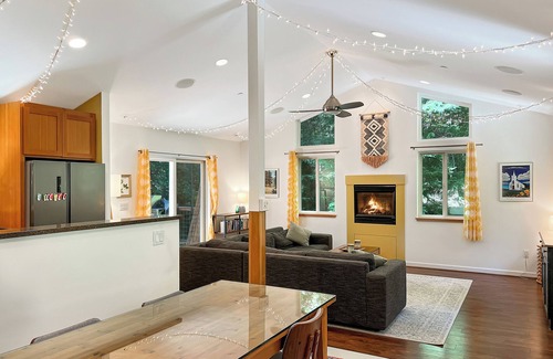 Guerneville House | Cozy cabin deep in the redwoods/WiFi & Hot Tub