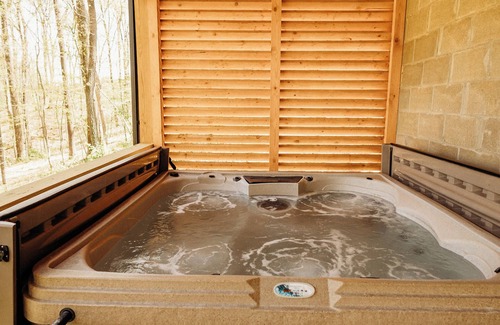 Logan Cabin | Cozy cabin for up to 6 guests - Hocking Hills - Firepit -Hot Tub - Wifi