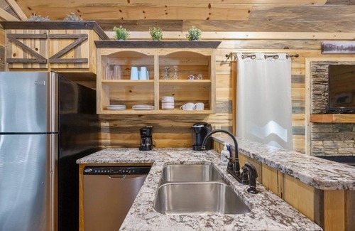 Hochatown Cabin | Cozy Cabin Getaway w/Hot Tub, Outdoor Grill
