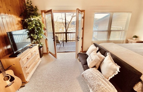 Eagle Rock Cabin | COZY CABIN GUEST HOUSE ON THE LAKE