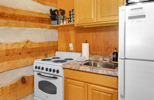 Gatlinburg - Pigeon Forge Cabin | Cozy Cabin Hideaway near Smoky Mountains