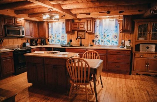 Canton Cabin | Cozy cabin hideaway bordering mountain creek.n