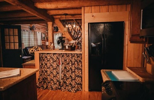 Canton Cabin | Cozy cabin hideaway bordering mountain creek.n