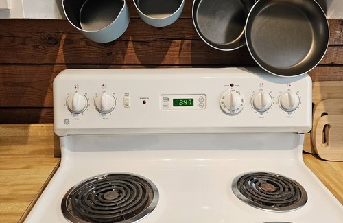 Mars Hill Cabin | Cozy Cabin: Hot Tub, Fast 500Mbps Wi-Fi, Fireplace