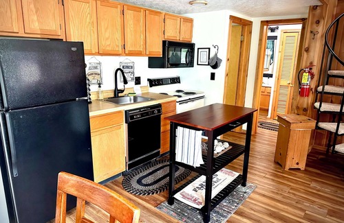 Davis Cabin | Cozy Cabin in Black Bear-Central Heating-Family & Pet Friendly-Resort Pool