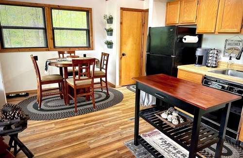Davis Cabin | Cozy Cabin in Black Bear-Central Heating-Family & Pet Friendly-Resort Pool