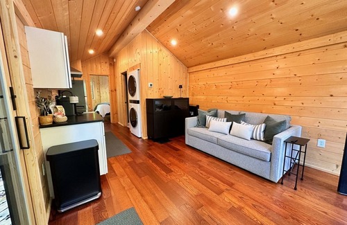 Brevard Cabin | Cozy cabin in charming Brevard with spa-like bath