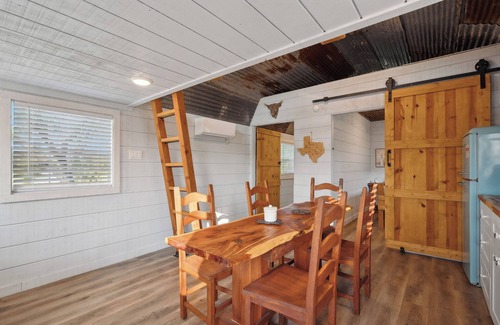 Otto Cabin | Cozy Cabin in the Country, 25 mins from Waco, Texas
