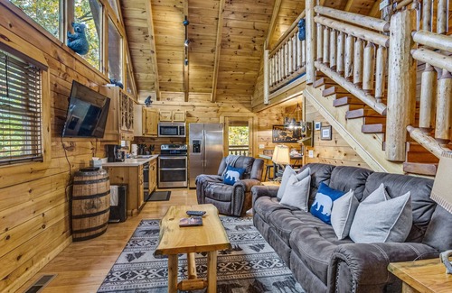 Gatlinburg - Pigeon Forge Cabin | Cozy Cabin in the MOUNTAINS! Minutes to Gatlbg and PFrge!