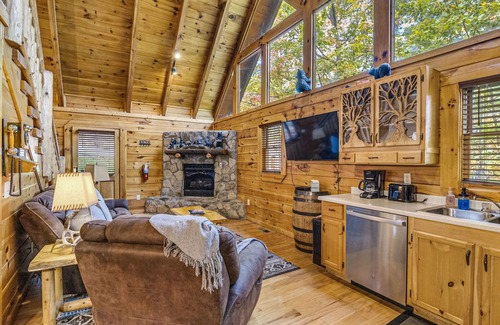Gatlinburg - Pigeon Forge Cabin | Cozy Cabin in the MOUNTAINS! Minutes to Gatlbg and PFrge!