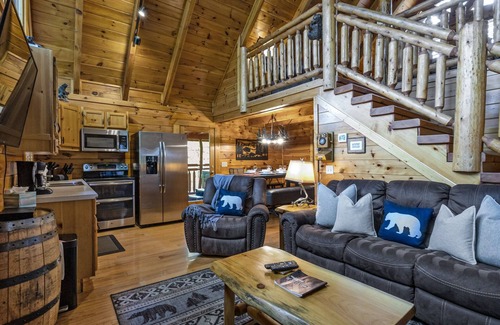 Gatlinburg - Pigeon Forge Cabin | Cozy Cabin in the MOUNTAINS! Minutes to Gatlbg and PFrge!