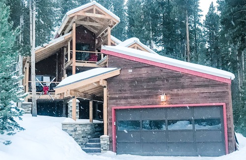 Winterwood House | Cozy Cabin in the Woods
