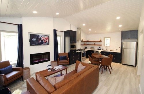 Angel Fire Cabin | Cozy cabin in the woods, fire pit, king bed, ADA, A/C