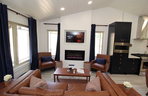 Angel Fire Cabin | Cozy cabin in the woods, fire pit, king bed, ADA, A/C