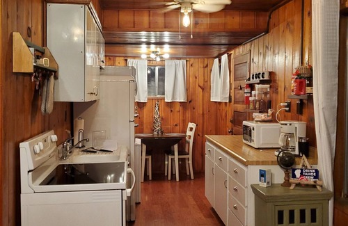 Lakeside Park Cabin | Cozy Cabin in the heart of South Tahoe - Walk to the gondola, beach and casinos!