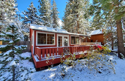 Lakeside Park Cabin | Cozy Cabin in the heart of South Tahoe - Walk to the gondola, beach and casinos!