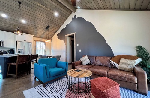 Murphy Cabin | Cozy Cabin King Suite, Hot tub, Gas Fireplace, Fire Pit, Grill & Games