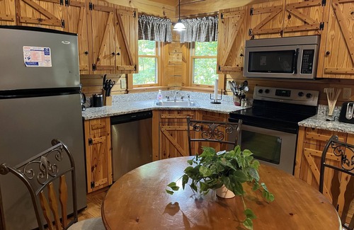 Stanardsville Cabin | Cozy Cabin located close to Shenandoah National Park, Wineries, and Breweries.