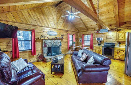 Saint Joe Cabin | Cozy cabin minutes from the Buffalo River, Pet Friendly!