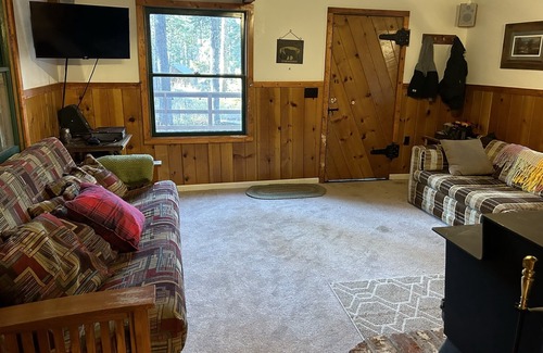 Kingvale Cabin | Cozy cabin—mountain getaway!