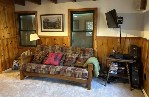Kingvale Cabin | Cozy cabin—mountain getaway!