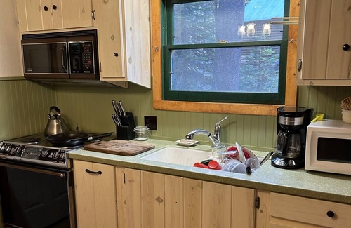 Kingvale Cabin | Cozy cabin—mountain getaway!