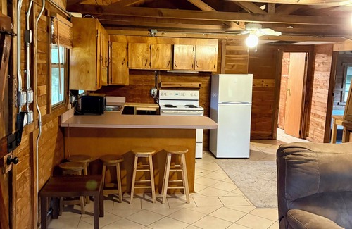 Somerville Cabin | Cozy Cabin near College Station, TX-Great for Aggie Football Weekend