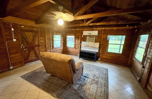 Somerville Cabin | Cozy Cabin near College Station, TX-Great for Aggie Football Weekend