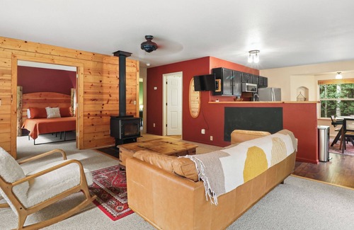 Evergreen Cabin | Cozy Cabin on 1 acre - Outdoor Barrel Sauna & Starlink!