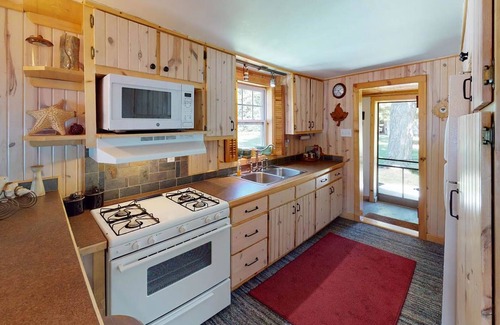 Levering House | Cozy Cabin on Paradise Lake