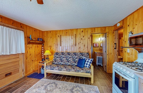 Phelps Cabin | Cozy Cabin on the Lake w/WIFI, Gas Grill, & Great Fishing