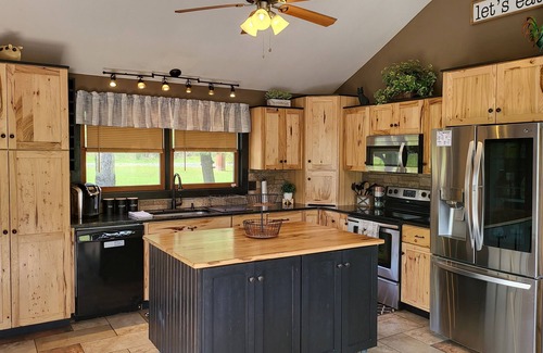 Stroudsburg Cabin | Cozy cabin overlooking beautiful creek and horses - Pet Friendly!