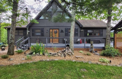 Stroudsburg Cabin | Cozy cabin overlooking beautiful creek and horses - Pet Friendly!