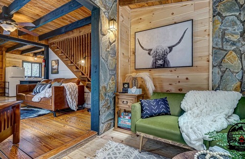 Blue Ridge Cabin | Cozy Cabin, Pioneer Lodge, Hot Tub, min from Blue Ridge