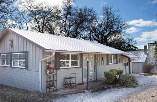 Ingram House | Cozy Cabin Retreat - 1BR Cabin w Nature Views