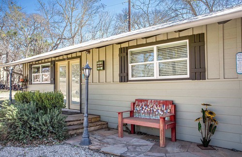 Ingram House | Cozy Cabin Retreat - 1BR Cabin w Nature Views