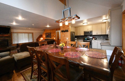 Island Park Cabin | Cozy Cabin Retreat – Sleeps 11 – Near Yellowstone National Park & Island Park Re