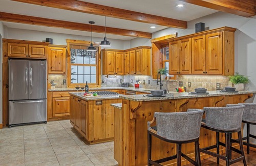 Breckenridge House | Cozy Cabin + Ski Shuttle | Starlit Pines Lodge