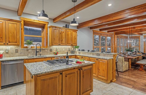 Breckenridge House | Cozy Cabin + Ski Shuttle | Starlit Pines Lodge