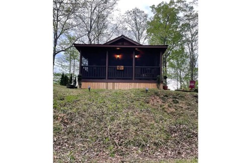 Bryson City Cabin | Cozy cabin tucked away in rustic Bryson City, NC mountain resort. Watch video.