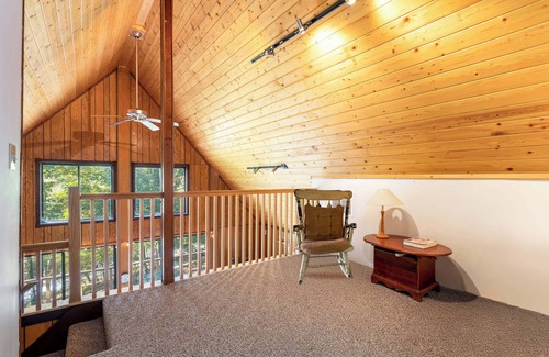 Berkeley Springs Cabin | Cozy Cabin w/Fire Pit, Hot Tub, Deck, & Pool Table